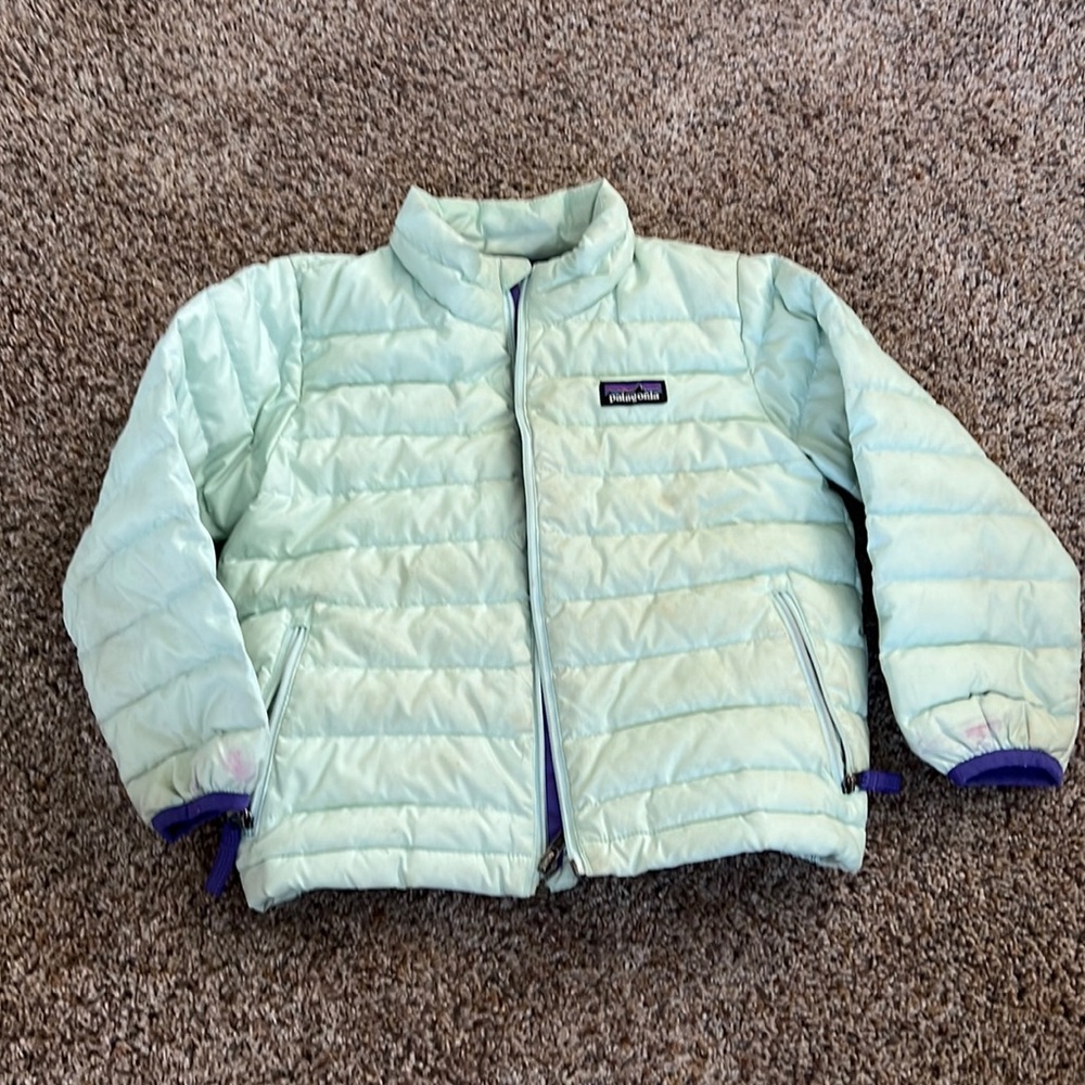 Patagonia 3t puffer. Staining and hole, see pics.